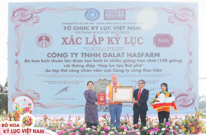 Dalat Hasfarm chính thức xác lập Kỷ lục Việt Nam với Bó hoa có kích thước lớn được tạo hình từ nhiều giống hoa nhất (108 giống)