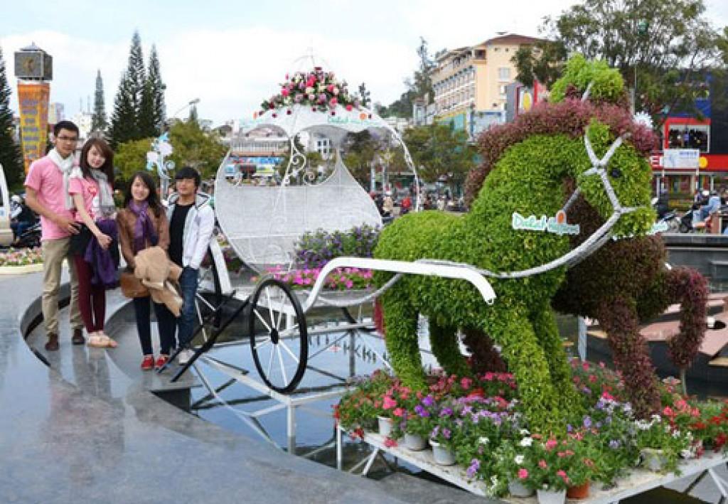 Dalat Flowers Festival - Amazing Chariots by Dalat Hasfarm