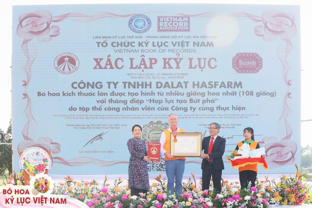 Dalat Hasfarm chính thức xác lập Kỷ lục Việt Nam với Bó hoa có kích thước lớn được tạo hình từ nhiều giống hoa nhất (108 giống)
