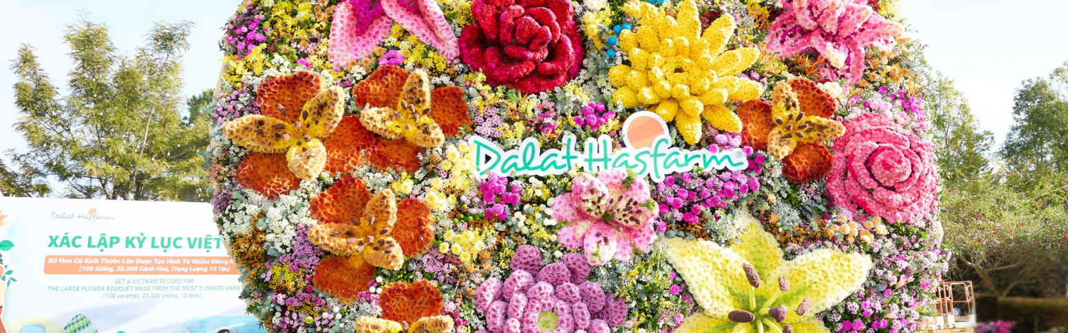 Dalat Hasfarm chính thức xác lập Kỷ lục Việt Nam với Bó hoa có kích thước lớn được tạo hình từ nhiều giống hoa nhất (108 giống)